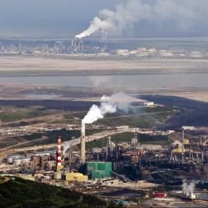Suncor oil sands facility